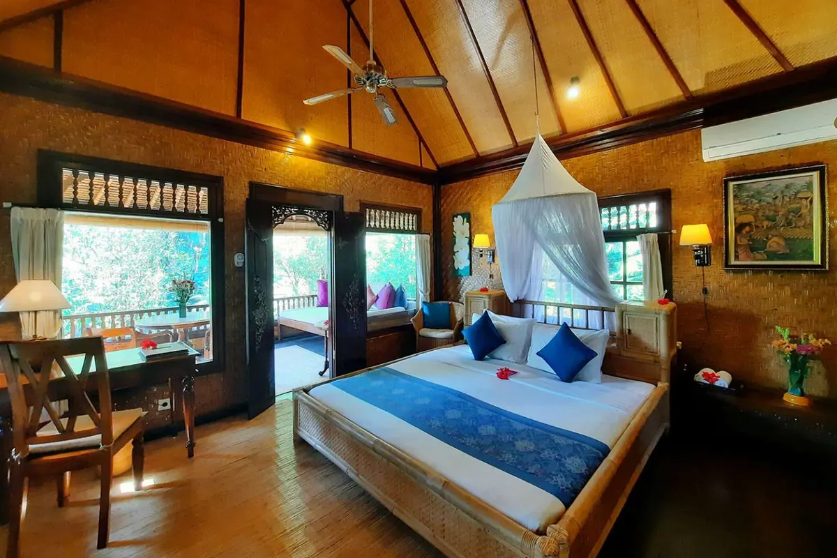 A Superior Garden room with a canopy bed